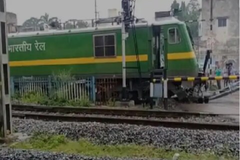  रेल्वे ट्रॅक (railway track) सोडून एक रेल्वे इंजिन (railway engine) खांब तोडत आणि सिग्नल मोडत थेट रस्त्यावर (on the road) आल्यामुळं नागरिकांमध्ये एकच घबराट उडाली.