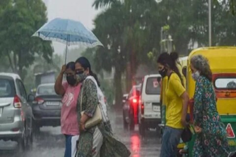 पुढील दोन-तीन तासांत मुंबई, ठाणे, पालघर आणि रायगड या जिल्ह्यांत जोरदार पावसाची शक्यता आहे. 