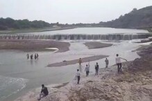 मजा-मस्ती पडली महागात; नदीकाठी सेल्फी घेत होते तीन मित्र, एकाचा पाय घसरला आणि... मजा-मस्ती पडली महागात; नदीकाठी सेल्फी घेत होते तीन मित्र, एकाचा पाय घसरला आणि...