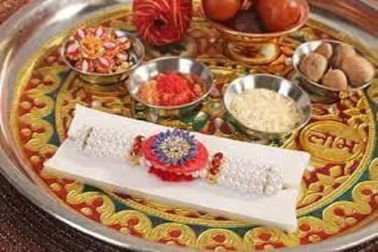 बहिणींनो भावासाठी निवडा राशीनुसार राखी; Raksha bandhan च्या दिवसापासून होईल प्रगती