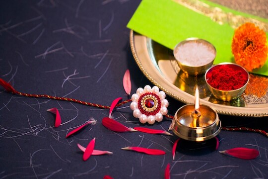 रक्ष बंधनाच्या दिवाशी भद्र काळ आणि राहु काळात राखी बांधू नये. या वर्षी रक्षा बंधनाच्या दिवशी भद्र काळ नसणार आहे पण, सकाळी 5 वाजून 16 मिनिटांपासून 6 वाजून 54 मिनिटांपर्यंत राहू काळ असणार आहे. या काळात भावला राखी बांधू नये.