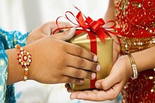 रक्षाबंधनला बहिणीला करा खूश! बघा भेट देण्यासाठी बरेच आहेत पर्याय