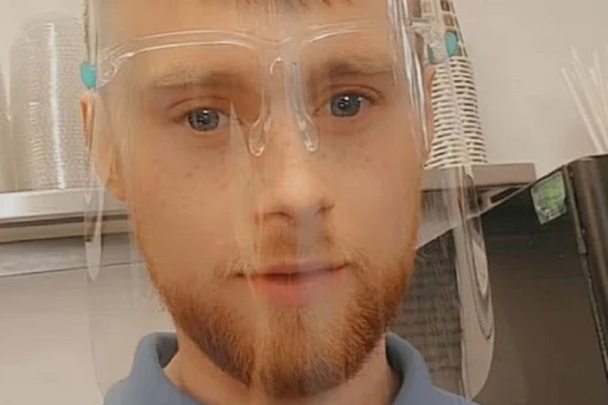 REAL HERO: वादळी वाऱ्यात समुद्रात अडकलेल्या अनोळखी व्यक्तीसाठी तरुणाने घेतली झेप; पण...