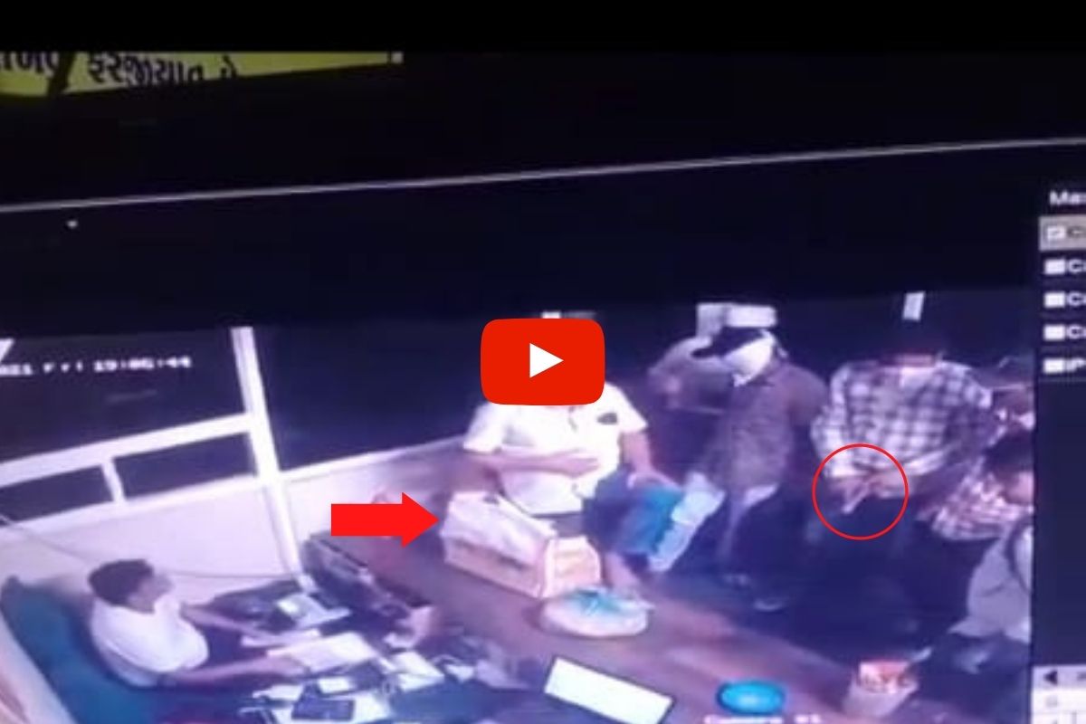 दुकानात शिरलेल्या काही पाच जणांनी अवघ्या सात सेंकदाच्या आत दुकानातील 7 लाख रुपयांवर डल्ला मारला आहे.