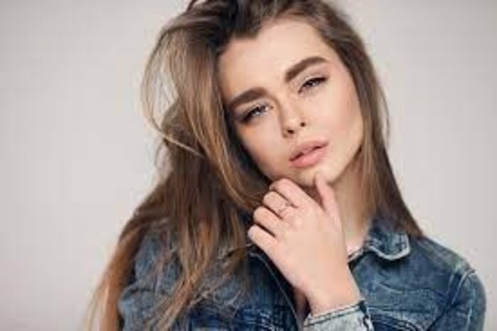 रशिया- रशिया आपल्या टुंड्रा जंगलांसाठी आणि समुद्रकिनाऱ्यांसाठी ज्याप्रकारे प्रसिद्ध आहे. तशीच प्रसिद्धी इथल्या महिलांच्या सौंदर्याने देखील मिळवलेली आहे. रेखीव चेहरा, निळे डोळे यामुळे या महिला आकर्षणाचा केंद्रबिंदू ठरतात. रशियाच्या महिला जिम्नॅस्टिक, मॉडेलिंग आणि अभिनय क्षेत्रात सरस आहेत.