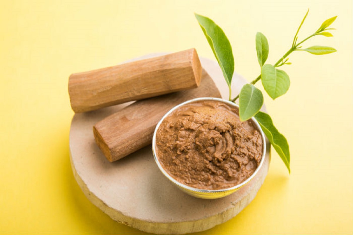 चेहऱ्यावर पिंपल्सचा त्रास असेल तर, चंदन लावल्याने त्रास मुरुम कमी होतात.