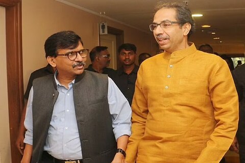 Sanjay raut meet cm uddhav Thackeray: मुख्यमंत्री उद्धव ठाकरे आणि शिवसेना नेते संजय राऊत यांची मातोश्रीवर बैठक झाली. 