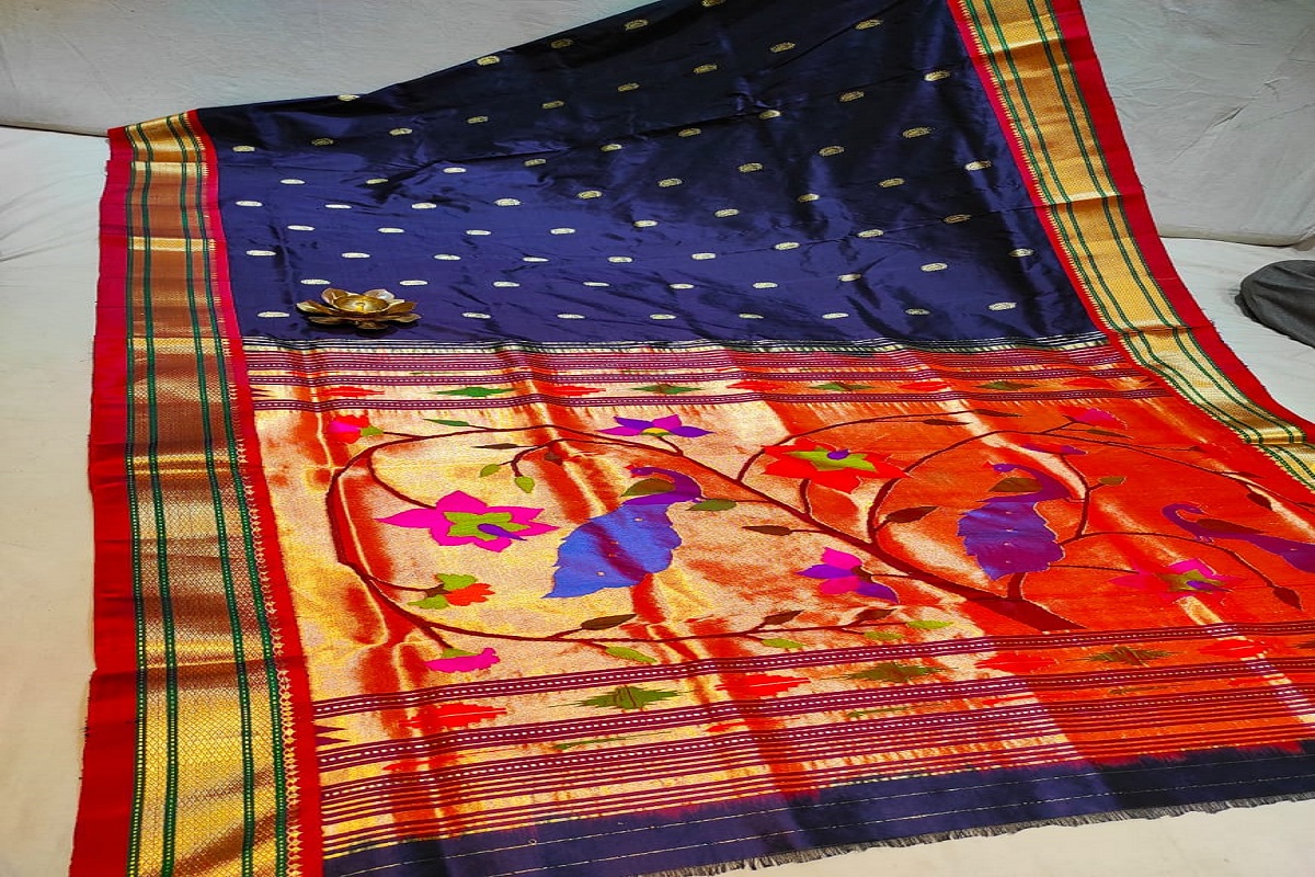 आपल्या महागड्या साड्यांची व्यवस्थित काळजी घेतली नाही तर, त्या जास्त दिवस टिकू शकत नाहीत. काहीवेळा साडी नेसून झाल्यावर ती काळजीपूर्वक ठेवली नाही तर, पुढल्या वेळी नेसण्यासारखी राहू शकत नाही.
