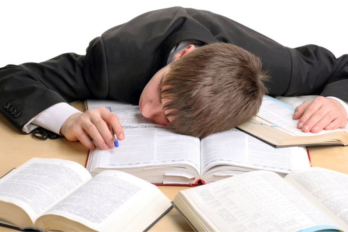 रात्रभर अभ्यास करण्याचा विचार करताय? 'या' टिप्सचा करा वापर; कधीच येणार नाही झोप