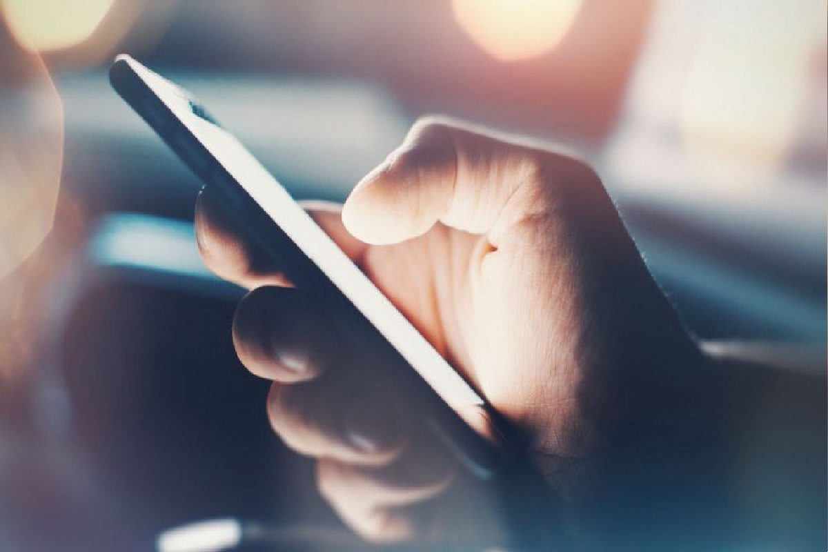 फोनमधील डेटा डिलीट करण्यासाठी Erase Device वर क्लिक करावं लागेल. आणखी एकदा क्लिक केल्यानंतर Gmail Password टाकावा लागेल.