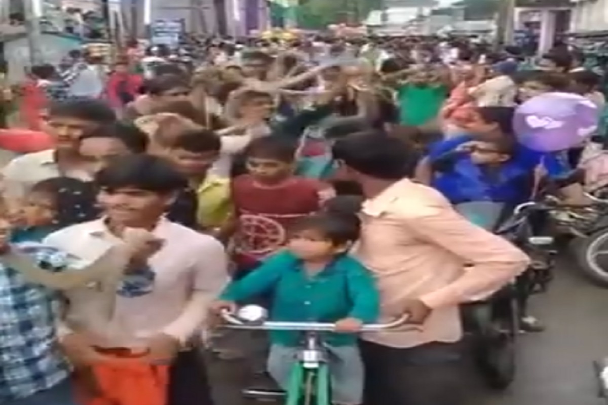 शेकडो लोक हातात साप घेऊन दिसले.