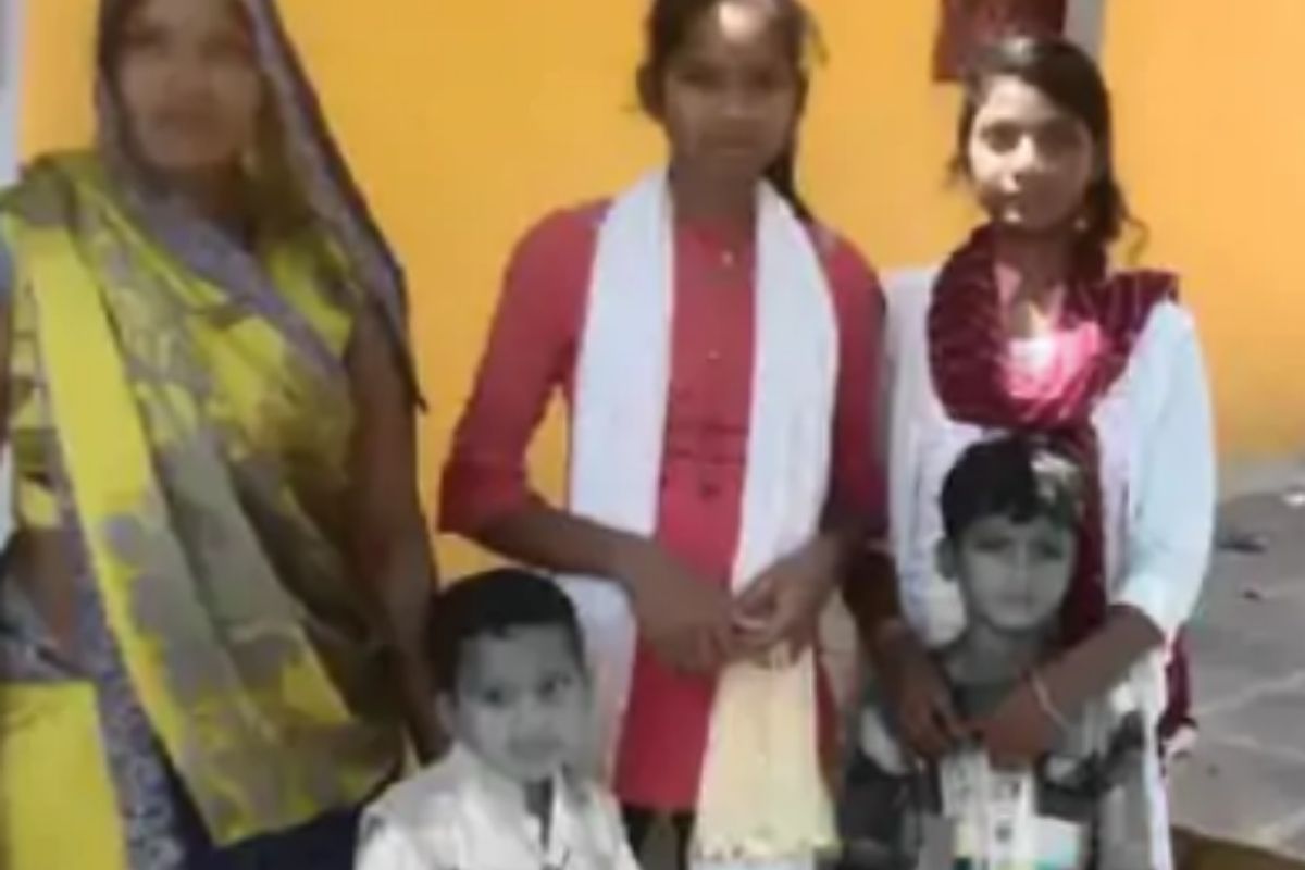 सापाने दंश केल्यानंतर भाऊ-बहीण ओरडले; आई मात्र कुशीत घेऊन दोघांनाही झोपवत राहिली