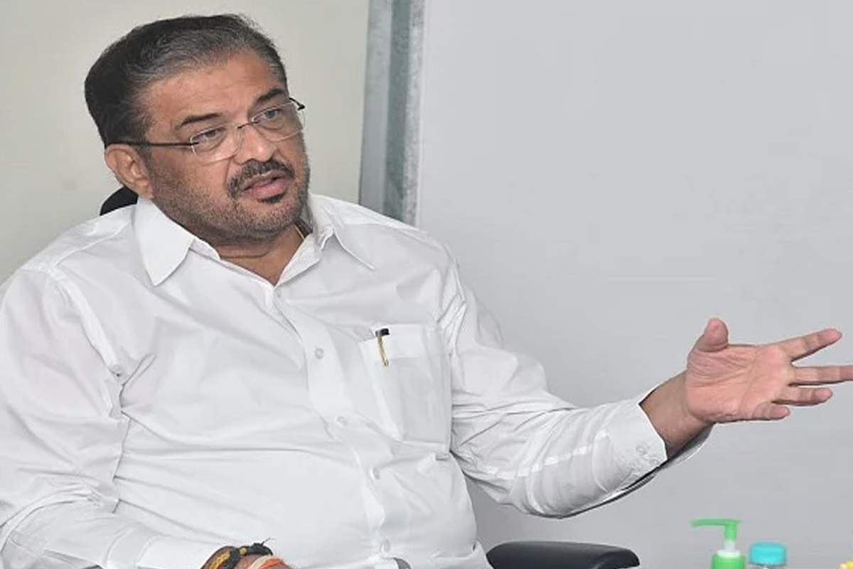 काँग्रेस नेत्याचा लेटर बॉम्ब, क्रीडामंत्री सुनील केदारांवर 210 कोटी बुडवल्याचा आरोप, CM ना लिहिले पत्र