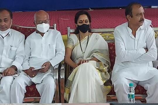  'केवळ शरद पवार यांच्यामुळेच महाराष्ट्रात संघटना आहे. आज महाराष्ट्रात आघाडीचं सरकार आहे. काँग्रेस, राष्ट्रवादीचे मंत्री मंत्रालयात बसतात. पण...