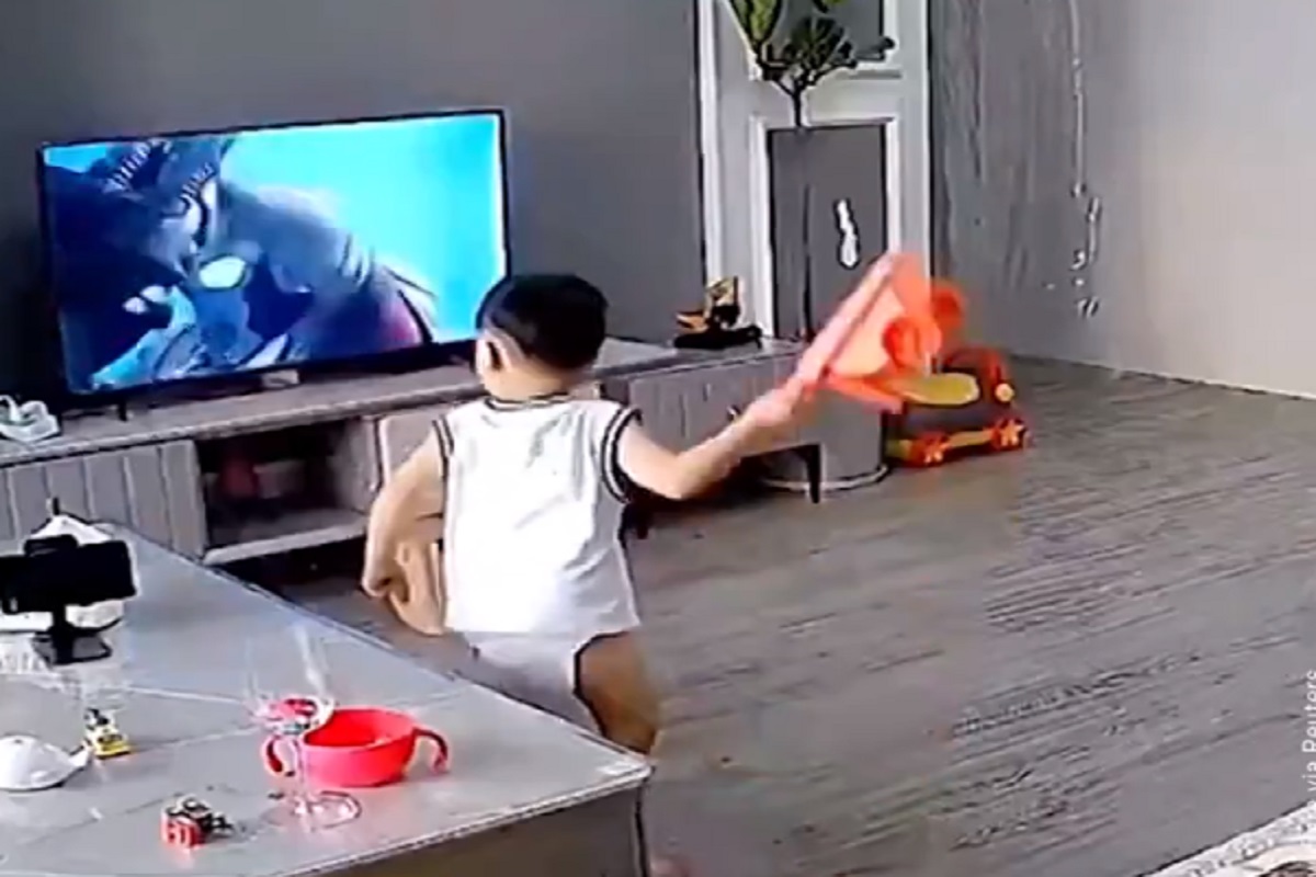 चिमुकला सुपरहिरो आईवडिलांना चांगलाच भारी पडला.