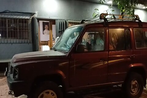 पोलिसांनी गाडी ताब्यात घेतली आहे. गाडीची पाहणी केली असता फटाक्यांचे बॉक्स आढळून आले आहे.