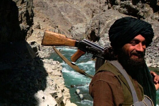 जवळपास 350 तालिबान बंडोखोरांना मारल्याची माहिती समोर आली आहे... 1996 मधील फोटो (AP)