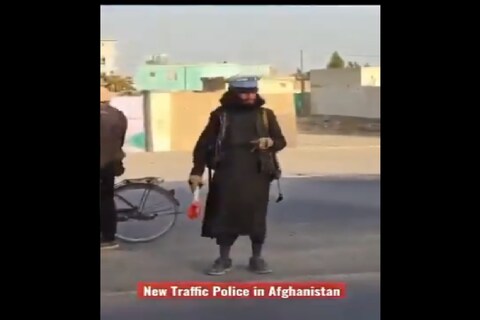 काबूलच्या रस्त्यावर हातात बंदूक घेऊन ट्रॅफिक कंट्रोलचं (Traffic Control) काम एक तालिबानी करत असल्याचा व्हिडिओ (Video) एका आयपीएस अधिकाऱ्यानं शेअर केला आहे.