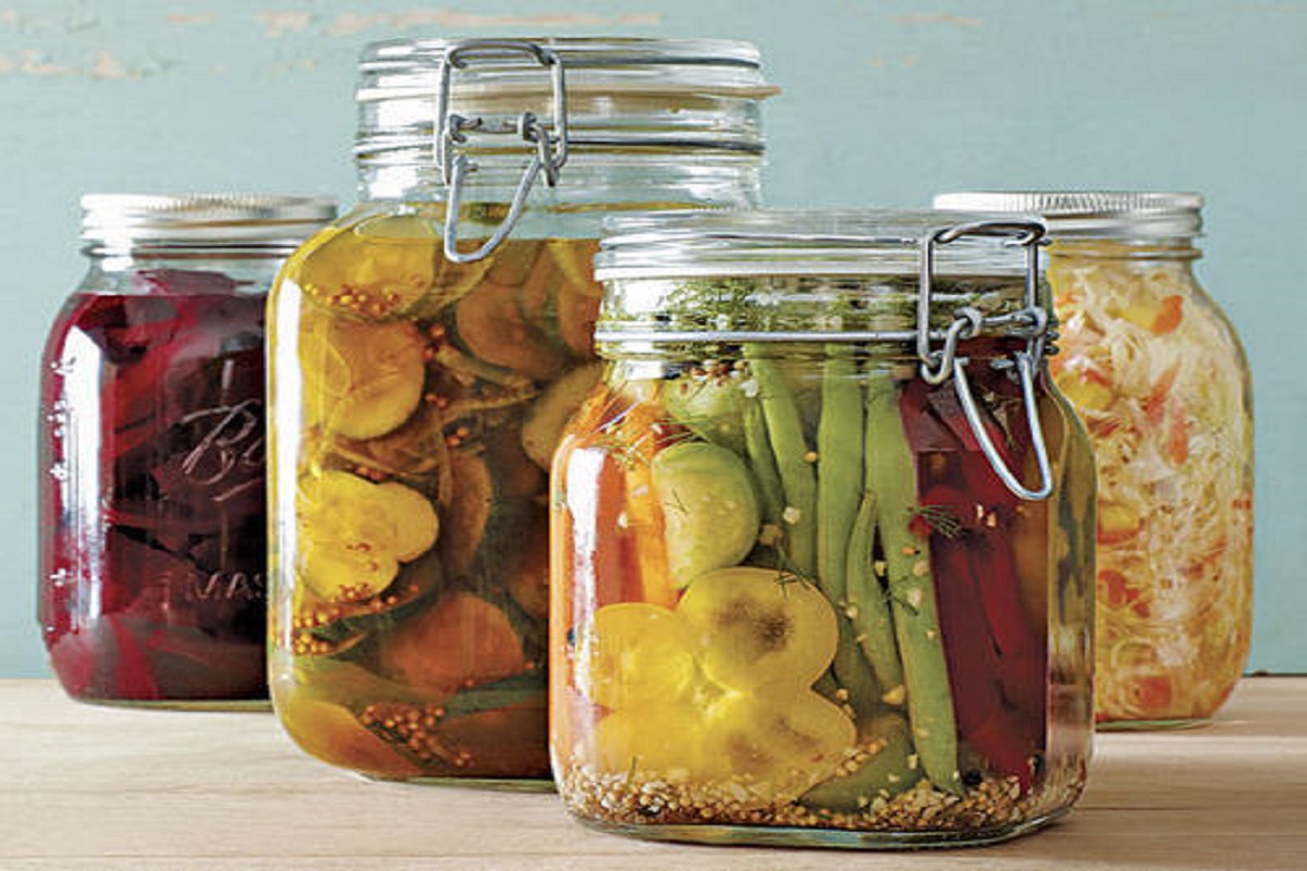 लोणचं अतिखाण्यामुळे कोलेस्ट्रॉल वाढण्याचा धोका असतो.