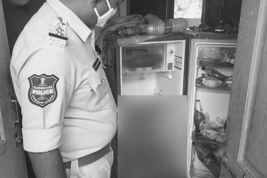 आजीचा मृतदेह फ्रीजमध्ये ठेवून आरामात राहत होता नातू; शेजारच्यांना दुर्गंधी आल्यानंतर गुपित उघड