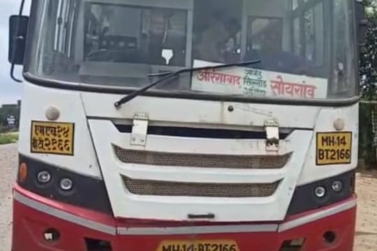 याच बसमध्ये बँक मॅनेजरच्या पैशांवर डल्ला मारण्यात आला आहे.