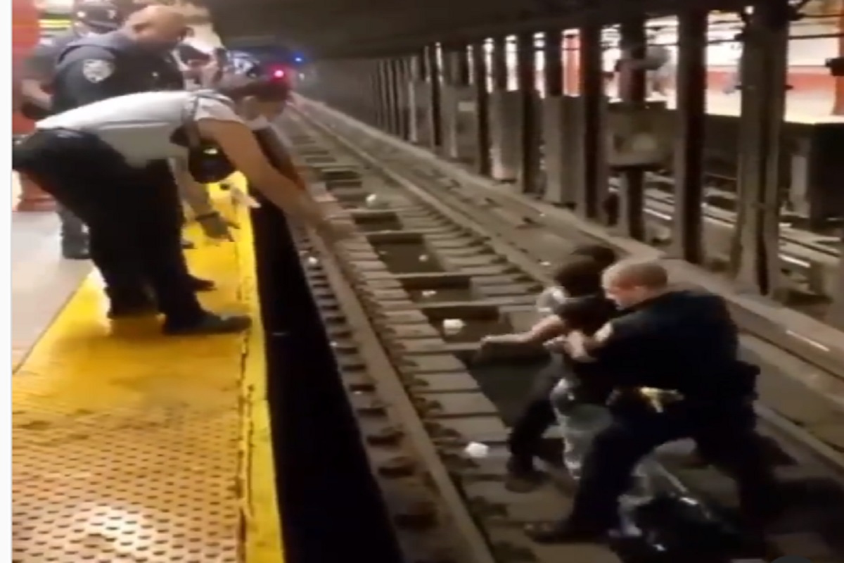 रेल्वे प्रवाशाच्या बचावाचा थरारक व्हिडीओ