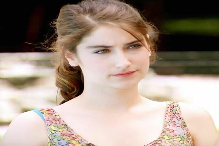 तुर्कस्तान- तुर्कस्तानच्या महिलादेखील रेखीव आणि सुंदर असतात. तुर्कस्तानमधील महिला सोनेरी केस, आकर्षक बांधा आणि शालिनीतेसाठी प्रसिद्ध आहेत.