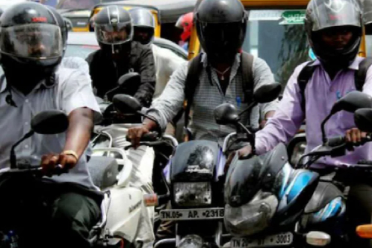 Bike वर मागे बसणाऱ्यांसाठी सरकारचा नवा नियम, आता असा करावा लागणार टू-व्हिलरवर प्रवास
