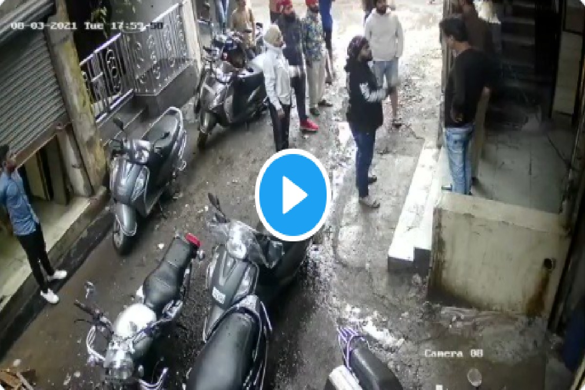 टेम्पो पार्किंग वरून वाद, उल्हासनगरमध्ये व्यापाऱ्यावर जीवघेणा हल्ला; घटना CCTV कॅमेऱ्यात कैद
