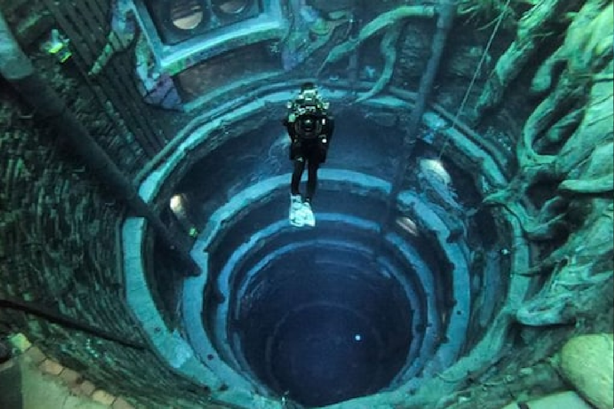 स्विमिंग पूलखाली NASA ने वसवलं दुसरं जग, पाण्याच्या आत घर, रस्ते आणि गाड्या, INSIDE PHOTO