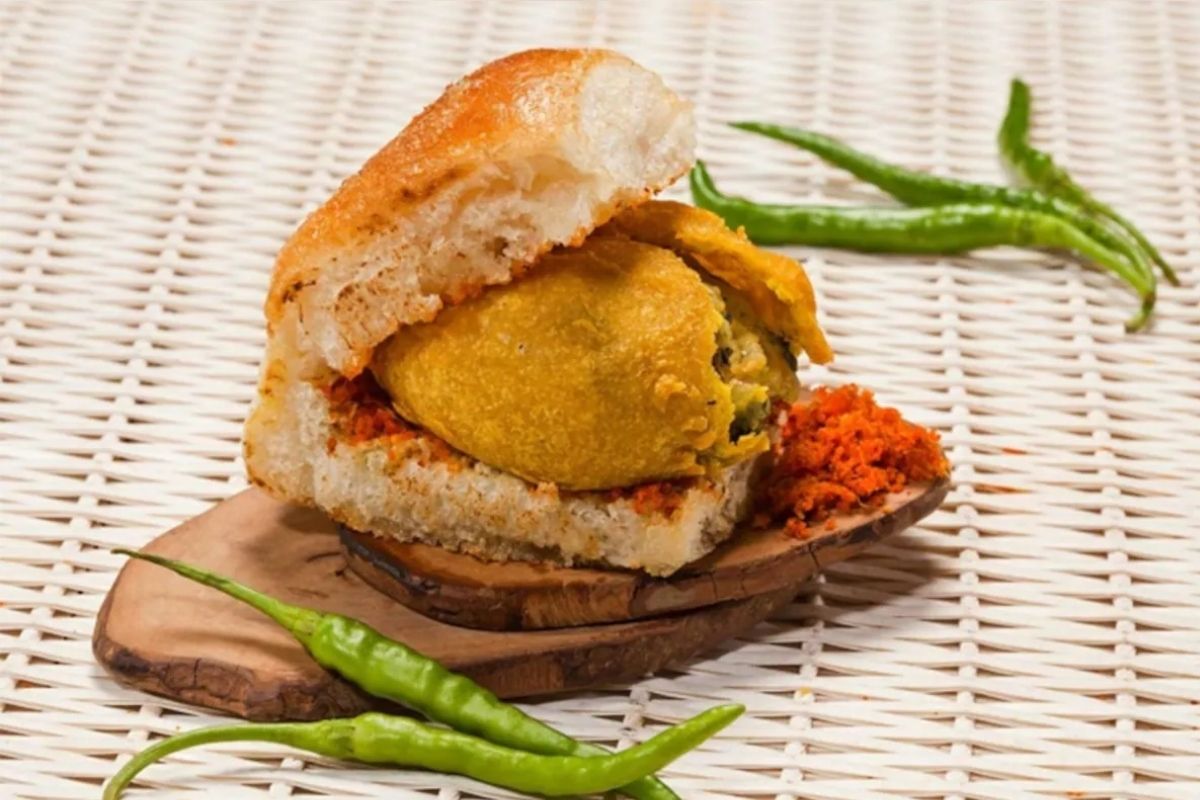 OMG! इथं मिळतोय तब्बल 2000 रुपयाला एक वडापाव; इतकं काय आहे यात खास?