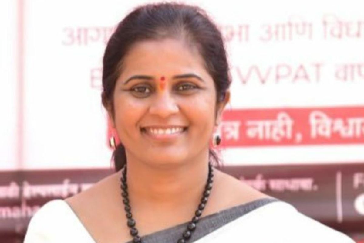 वैशाली झनकर यांना जिल्हा सत्रन्यायालयाकडून दिलासा मिळाला असला तरी निलंबनाची कारवाई करण्यात आली आहे.