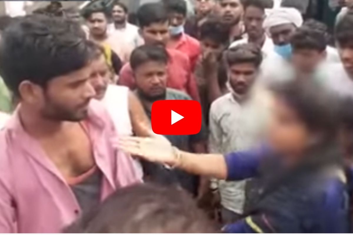 VIDEO : भरबाजारात नवऱ्याचे कपडे फाडले आणि पळवून पळवून मारलं; रस्त्यावर ट्रॅफिक जॅम