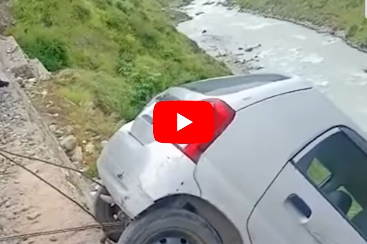 दरीत कोसळत होती कार...; भारतीय सैन्य दलाने चालकाचा वाचवला जीव, VIDEO VIRAL