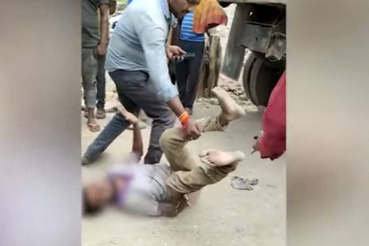 VIDEO: लोकांना माणुसकीचा पडला विसर! कधी गाडीला बांधून फरफटत नेलं, तर कधी भररस्त्यात पट्ट्याने मारहाण
