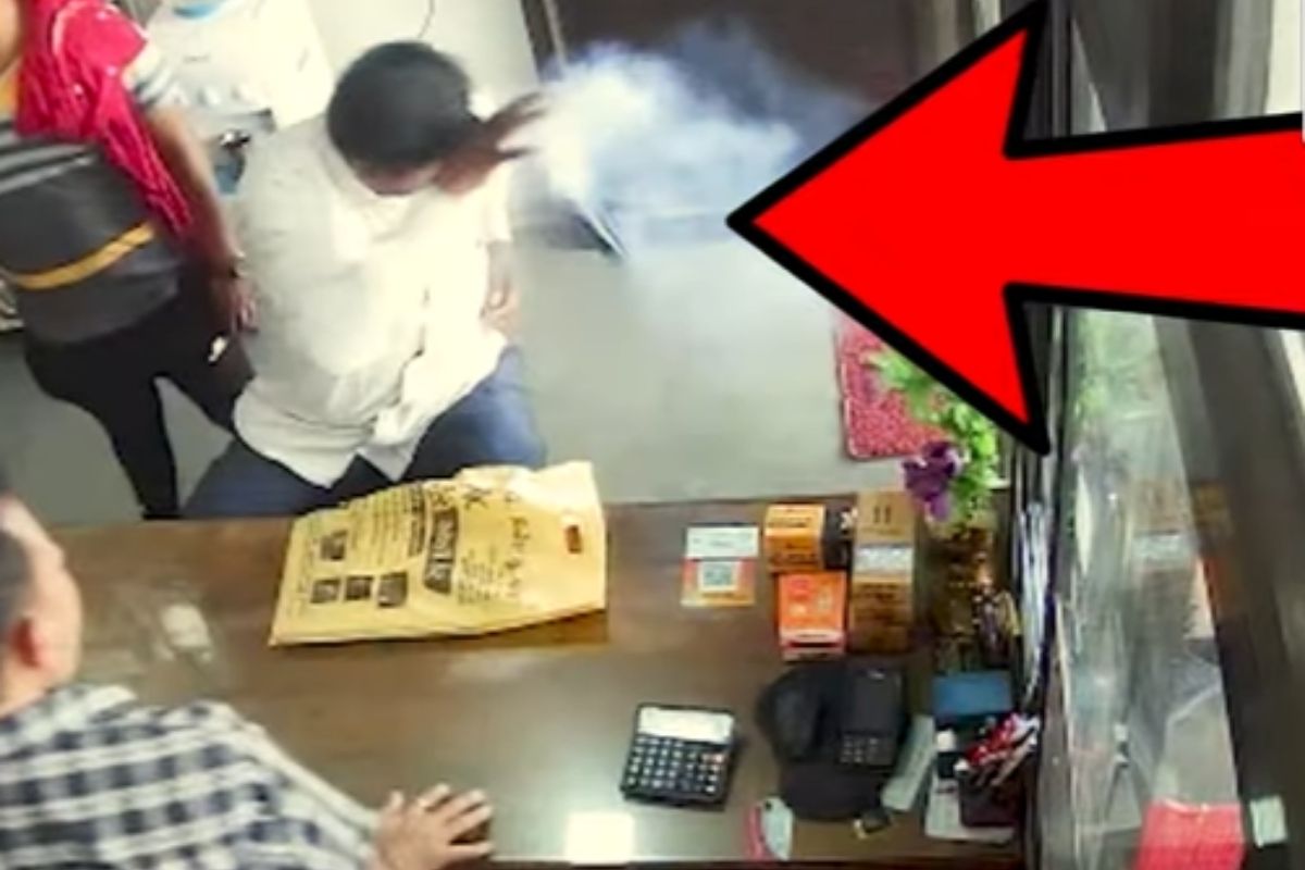 शर्टाच्या खिशात ठेवलेल्या मोबाइलने अचानक घेतला पेट; CCTV मध्ये कैद झाला धक्कादायक VIDEO