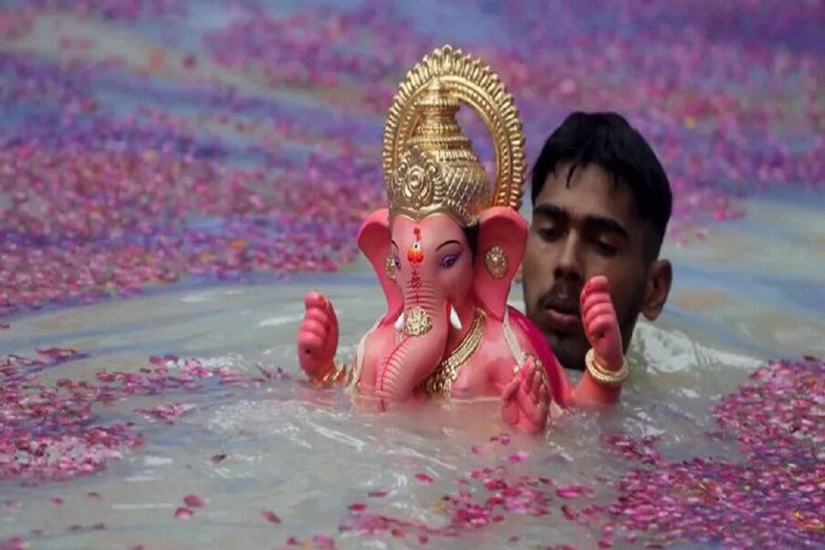 भक्तांना, कार्यकर्त्यांना विसर्जन स्थळी गर्दी करता येणार नाही. मूर्ती विसर्जनासाठी पालिकेच्या हाती द्यावी लागेल. महापालिकेने नेमलेले कर्मचारी विसर्जन करतील.