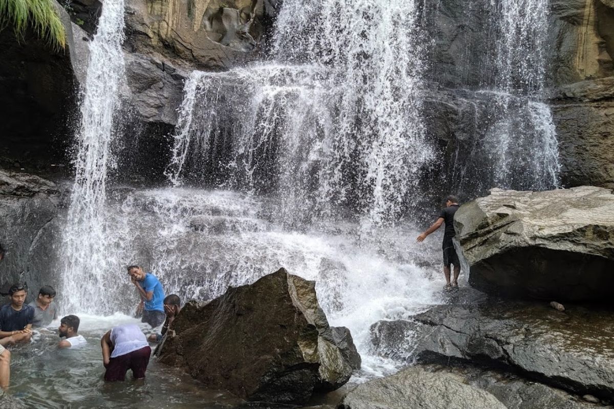 धबधबा पाहण्यासाठी गेलेल्या तरुणीचा पाय घसरून मोठा अपघात झाला आहे. (फोटो-वर्ल्डऑर्ग्स)