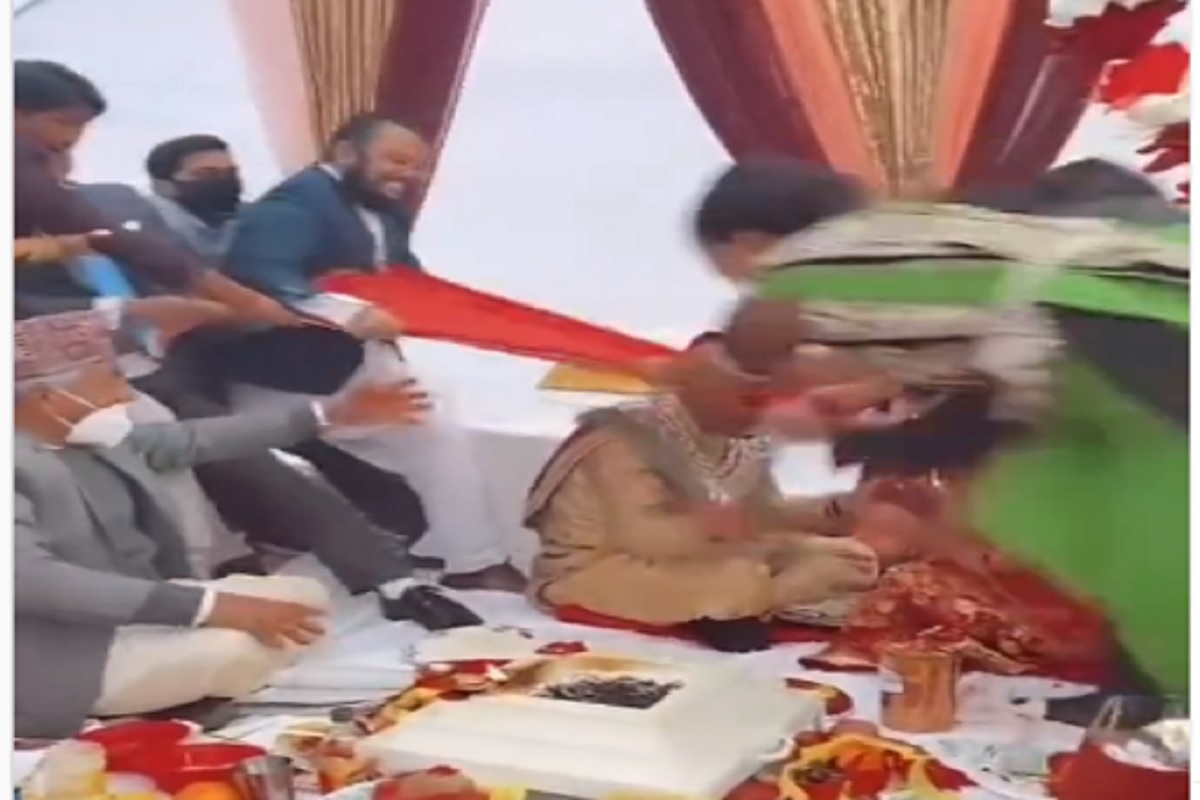 लग्नात दोन पक्षांचा धिंगाणा.