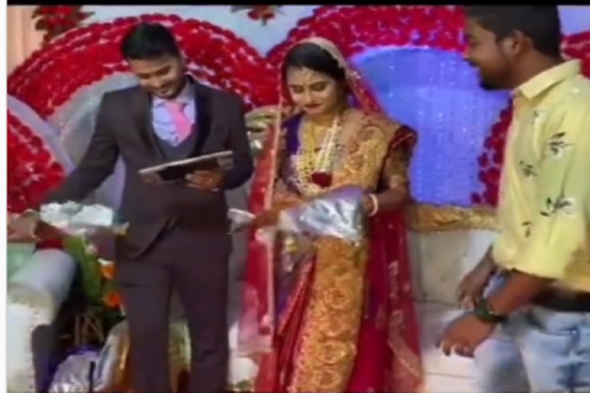 गिफ्ट पाहून नवरा-नवरीला आवरलं नाही हसू.