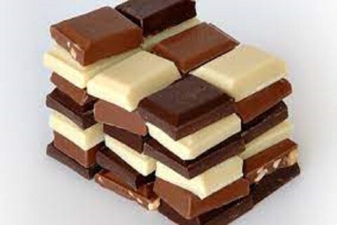 चॉकलेट खाण्यामुळे वजन कमी (Weigh Loss) होऊ शकतं. चॉकलेटमध्ये (Chocolate)कॅफिन नसतं तर, यातील कॅल्शियमने हाडांना फायदा होतो. 