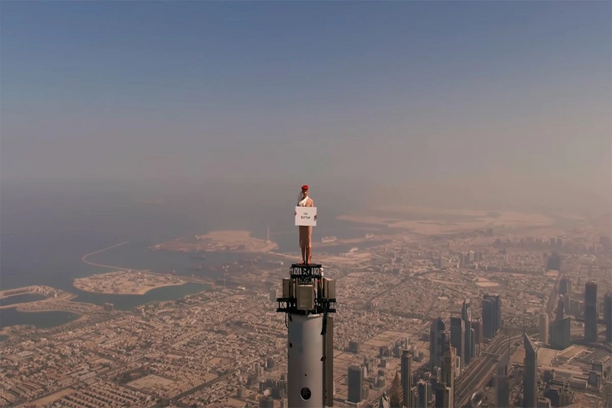 जगातील सर्वात उंच इमारत Burj Khalifa च्या टॉपवर उभी राहिली तरुणी; धडकी भरवणारा VIDEO