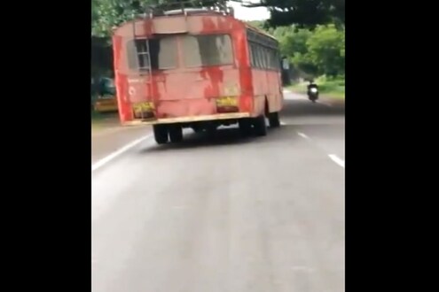 ST चालकाच्या विचित्र ड्रायव्हिंगचा VIDEO व्हायरल, धडकेत दुचाकी चालक जखमी ST चालकाच्या विचित्र ड्रायव्हिंगचा VIDEO व्हायरल, धडकेत दुचाकी चालक जखमी