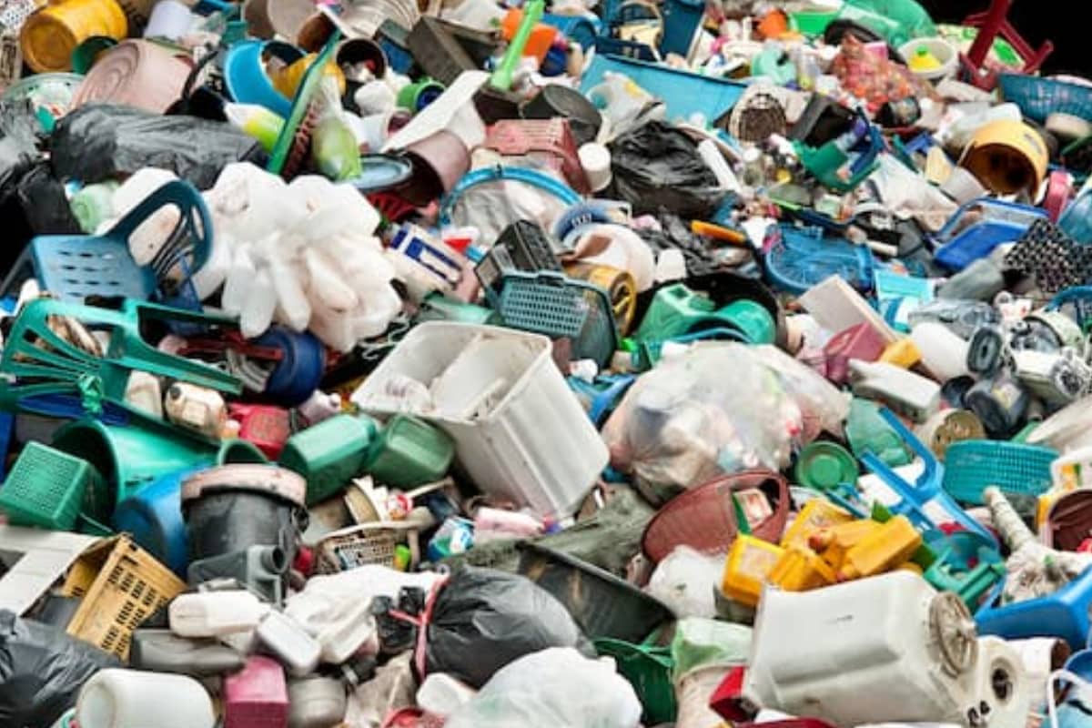 तुम्ही आठवड्याला खाता इतकं Plastic, वाचून बसेल शॉक!