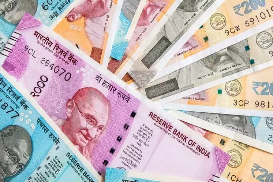  भारतात नोटांवर मेटेलिक स्ट्रिपचा वापर फार उशिरा सुरु करण्यात आला. मेटेलिक स्ट्रिप ही लाल आणि सिल्वर रंगाची होती. छोट्या रकमेच्या नोटांवर ती सोनेरी रंगाची तर 2000 आणि 500 च्या नोटांवर हिरव्या रंगाची होती. 