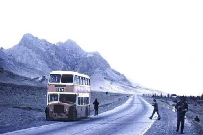 हा फोटो हेरातच्या पर्वतरांगेतील आहे. 1970 च्या दशकात ही बस भारतातून अफगाणिस्तानात पोहचायची.