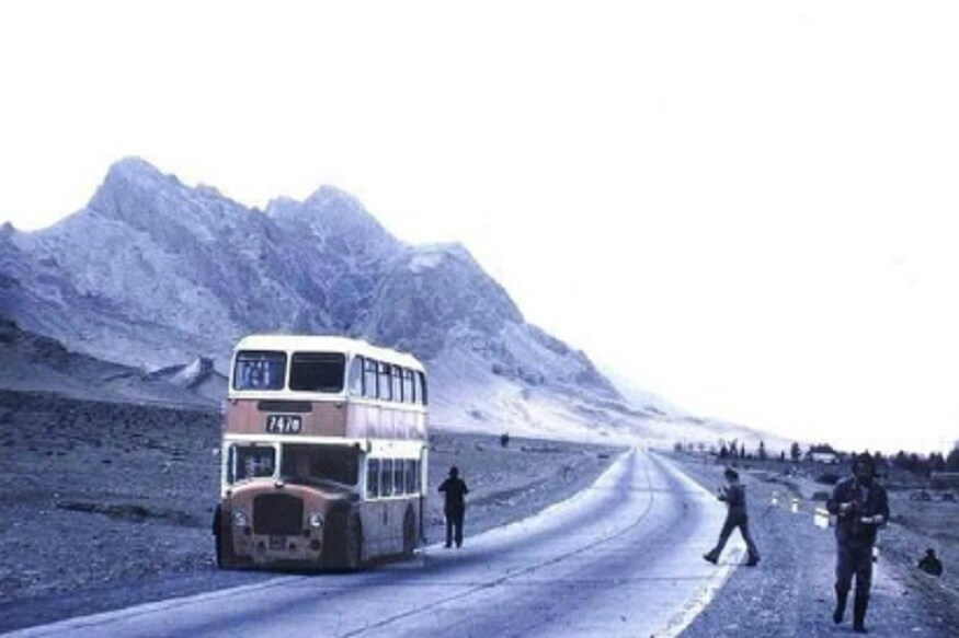 हा फोटो हेरातच्या पर्वतरांगेतील आहे. 1970 च्या दशकात ही बस भारतातून अफगाणिस्तानात पोहचायची.
