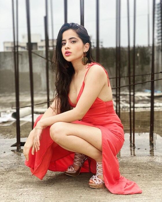 ही एक मेडीकल ट्रीटमेंट आहे. जी डॉक्टर्स आणि एक्सपर्ट्सकडून केली जाते. इंजेक्शन्सच्या सहाय्याने हे फिलींग्स केले जातात. यामुळे ओठ आणि त्वचेचा भाग सुजतो. व हवा तसा आकार प्राप्त करता येतो.