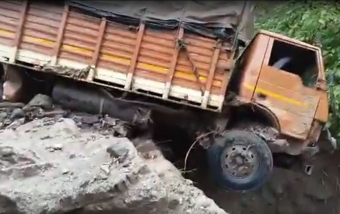 उत्तराखंडमध्ये सातत्याने होणाऱ्या पावसामुळे प्रचंड नुकसान झालं आहे. उत्तराखंडमधील फोटो कुणाच्याही काळजाचा थरकाप उडवतील, असेच आहेत. डोंगरावरून रस्त्यावर भलेमोठे दगड कोसळत असून त्यामुळे वाहतुकीवर विपरित परिणाम झाला आहे. 