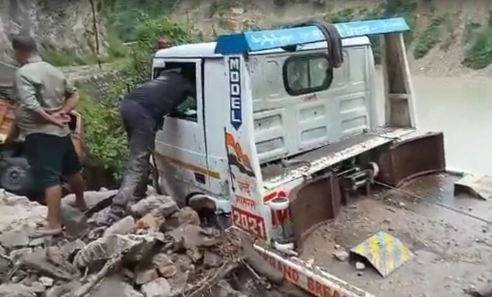 ऋषिकेश-बद्रीनाथ हायवेवर सिरोबगडजवळ झालेल्या मुसळधार पावसामुळे मोठमोठे दगड रस्त्यावर आले. त्यामुळे रस्त्यावरील वाहतूक ठप्प झाली. अनेक तास या हायवेवर ट्रॅफिक जॅम झालं होतं. 